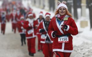 FOTO: AA / Utrka Djeda Mrazova u Moskvi